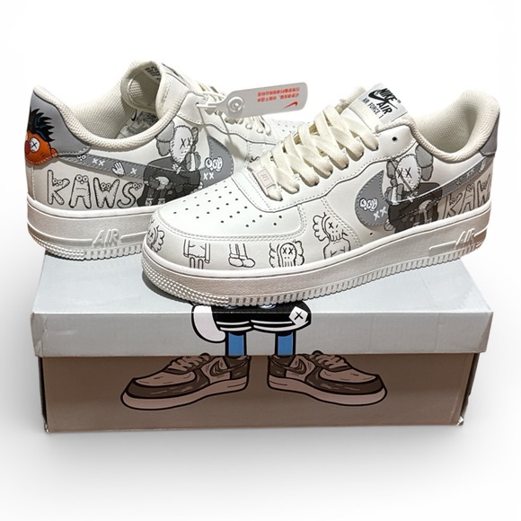 Men’s Nike Air Force 1 KAWS Sneakers 11 mens - Picture 5 of 7